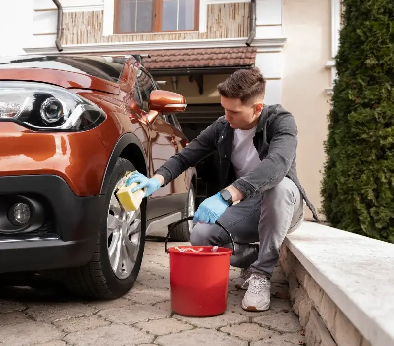Lavage auto à domicile Courcelles-sur-Seine : professionnel intervenant sur un véhicule